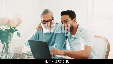Anziano, padre o uomo con laptop per consulenza, navigazione nell'app e impostazione del conto per il banking online. Padre e figlio asiatici felici con aiuto a casa per Foto Stock