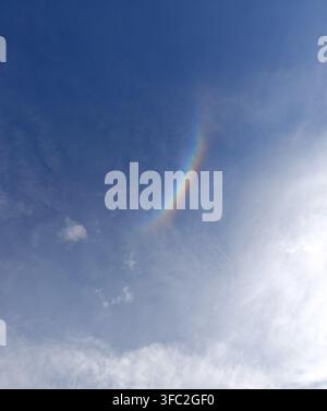 Arcobaleno su Becici, Montenegro – Paesaggio celeste della costa adriatica Foto Stock
