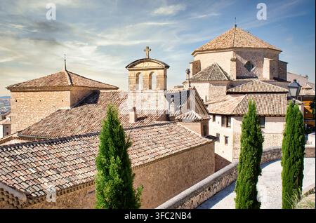 Tetti e campanile del convento delle Carmelitane del XVII secolo a Cuenca, Castiglia-La Mancia Foto Stock