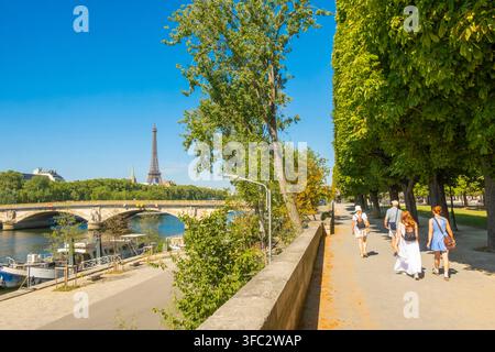 Francia, Parigi, Cours de la Reine, e le rive della Senna e della Torre Eiffel Foto Stock