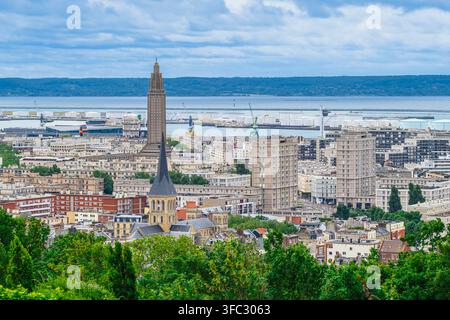 Francia, Senna Marittima, Le Havre, centro città ricostruito da Auguste Perret, sito del patrimonio mondiale UNESCO, la torre lanterna della chiesa di Saint-Joseph e le torri del Portale dell'Oceano Foto Stock