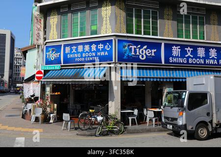 CITTÀ DI SINGAPORE, SINGAPORE - 11 MARZO 2024: Food court cinese nel distretto di Little India della città di Singapore. Foto Stock