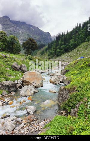 Camping Chika, escursione al passo Hampta, valli rigogliose circondate dalle montagne dell’Himalaya, viaggi avventurosi vicino a Manali, valle di Kullu nell’Himachal, India Foto Stock