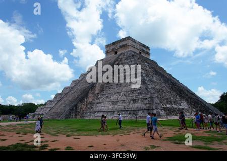 Yucatán, Messico, 07 settembre 2017; Turisti in visita all'antica piramide maya El Castillo a Chichén Itzá, Yucatan. Foto Stock