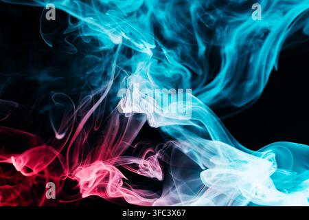 Sfondo astratto di fumo colorato con sfumatura rossa, gialla e verde isolato sul nero. Foto Stock