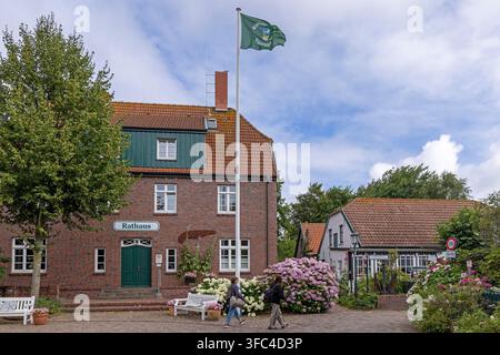 Palazzo comunale, bandiera, persone, isola di Spiekeroog, Frisia orientale, Bassa Sassonia, Germania Foto Stock