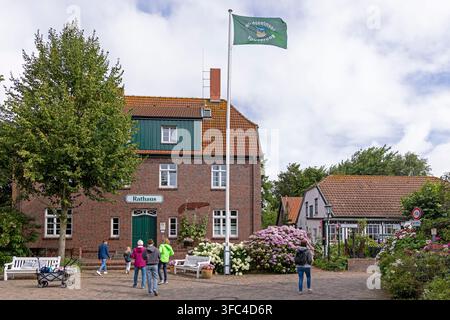 Palazzo comunale, bandiera, persone, isola di Spiekeroog, Frisia orientale, Bassa Sassonia, Germania Foto Stock