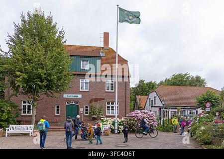 Palazzo comunale, bandiera, persone, isola di Spiekeroog, Frisia orientale, Bassa Sassonia, Germania Foto Stock