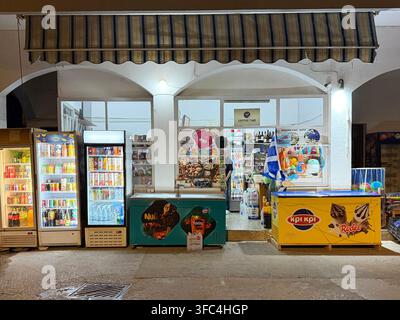 Leipsoi, isola di Lipsi, isole Dodecaneso,. 1 agosto 2026. Supermercato di notte a Lipsi, Grecia. Credit: nidpor Foto Stock