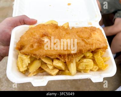Prima vista di fish and chips, un tradizionale pasto da asporto britannico. Foto Stock