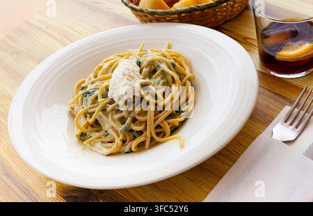 Cucina spagnola pasta di spinaci servita con ricotta Foto Stock