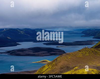 Prospettiva dall’alto del terreno vulcanico di Lakagigar con diversi laghi glaciali turchesi e blu circondati da campi di lava scuri e Foto Stock