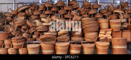 Cestini in vimini fatti a mano che mostrano texture naturali e artigianato artistico in vendita Foto Stock