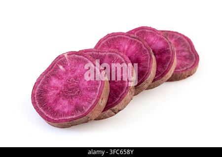 Patate dolci viola crude intere e tagliate Foto Stock