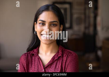 Ritratto a testa di una giovane donna indiana che guarda verso l'obiettivo Foto Stock