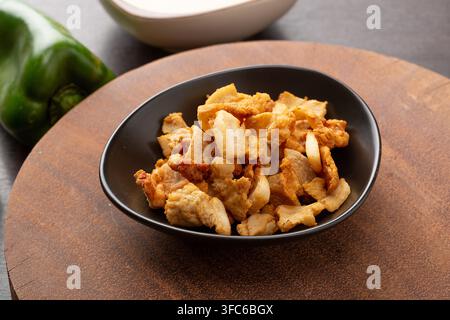 Croccanti Graticiole di Maiale Fritte Pezzi di Grasso Fritto Foto Stock