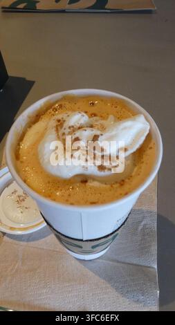 Los Angeles, California, USA 25 agosto 2026 Starbucks Pumpkin Spice Latte Primo giorno su Hollywood Blvd il 25 agosto 2026 a Los Angeles, California, USA. Foto di Barry King/Alamy Stock Photo Foto Stock