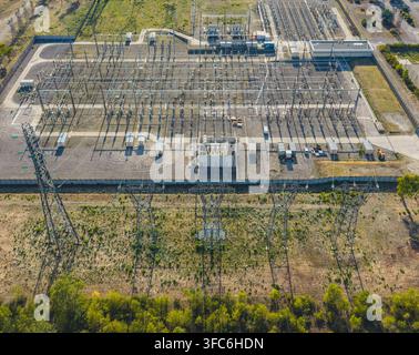 Vista aerea di una sottostazione elettrica ad alta tensione con trasformatori di potenza e piloni di trasmissione che formano l'infrastruttura principale della rete elettrica a Sau Foto Stock