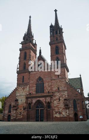 Vista esterna del Duomo di Basilea (Basler Münster), facciata e torri al Münsterplatz nel centro storico di Basilea, Svizzera Foto Stock