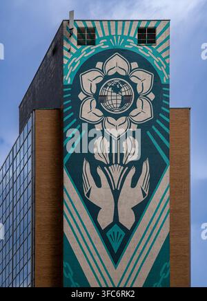 Mural Earth Justice dell'artista Shepard Fairey (Obey) su una facciata di edificio in West Georgia Street a Vancouver, British Columbia. Foto Stock