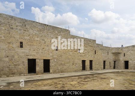 Larnaca, Cipro. 5 maggio 2026. vista panoramica sul cortile interno del castello nel centro della città Foto Stock