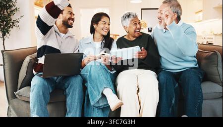 High five, conversazione e coppia con genitori anziani sul divano per giocare insieme ai videogiochi. Eccitati, laptop e persone con mamma e papà anziani Foto Stock