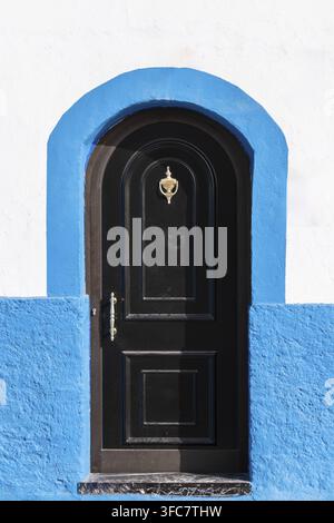 Porta di legno incorniciata di blu con maniglia dorata - Vista a Gran Canaria Foto Stock