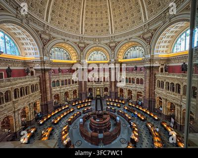La cupola della Sala di lettura principale, sopra le scrivanie circolari della Biblioteca del Congresso. Washington, District of Columbia, Stati Uniti, 12 agosto 202 Foto Stock