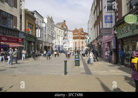 Dublino, Irlanda. 8 aprile 2026. Vista panoramica delle persone che camminano lungo Grafton Street nel centro della città Foto Stock