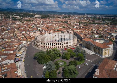 Verona, Italia: veduta aerea della città storica. Famoso anfiteatro in Italia: veduta aerea. Panorama aereo di Piazza Bra a Verona. Monumento per l'Unesco Foto Stock