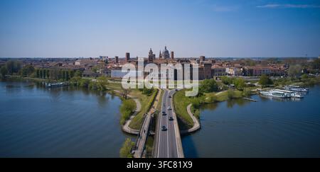 Vista aerea panoramica della città di Mantova (Mantova) con il lago (Lago di Mezzo) - Italia. Foto Stock