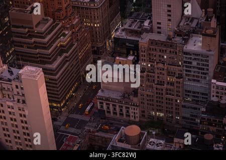 Vista elevata delle strade e dei tetti di Midtown al crepuscolo. New York, New York, Stati Uniti, 17 agosto 2026. Foto Stock