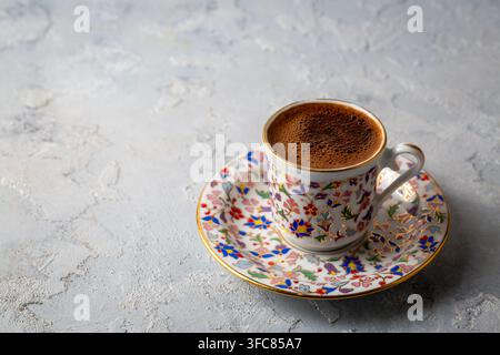 Caffè turco tradizionale servito in una tazza autentica con motivi floreali Foto Stock