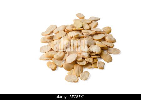 Mucchio di fave secche sbucciate isolate su sfondo bianco Foto Stock