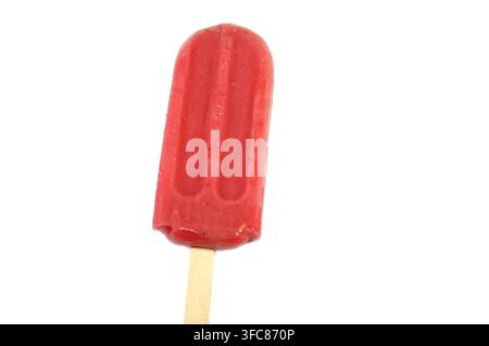 Barretta di gelato alla fragola fatta con frutti veri, una barretta di gelato è un dessert congelato con gelato su un bastoncino, concetto di estate e vacanze, se Foto Stock