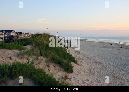 Le persone camminano lungo la riva a Corolla, North Carolina, al tramonto. Foto Stock