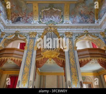 Germania, Berlino, il castello di Charlottenburg è un palazzo barocco costruito alla fine del XVII secolo e ampliato notevolmente durante il XVIII secolo principalmente per Federico il Grande. La cappella di corte consacrata nel 1708 è un elemento altamente decorato con un elegante arredamento bianco e oro, affreschi del soffitto del primo XVIII secolo di Jan Anthonie Coxie, colonne blu e un organo a canne al piano superiore. Foto Stock