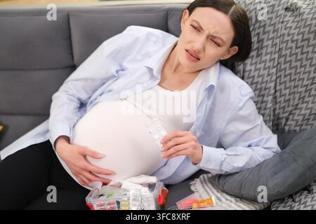 Donna incinta soffre di fastidiosi disturbi addominali Foto Stock