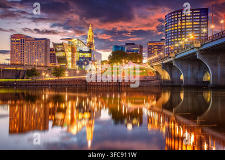 Hartford, Connecticut, USA. Panorama della città di Hartford, capitale del Connecticut, con il riflesso dello skyline urbano nell'acqua sotto una bellissima luce del sole Foto Stock