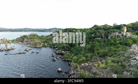 Veduta aerea della riva rocciosa del Lago Vittoria con vegetazione rigogliosa e grandi massi di granito a Mwanza, Regione di Mwanza, Tanzania. Foto Stock