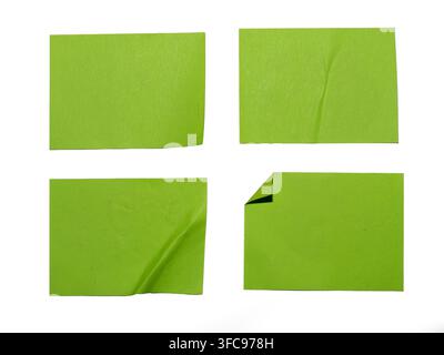 Set di quattro etichette adesive in carta verde isolate su sfondo bianco. Texture di carta realistica con pieghe, grinze e angoli arricciati Foto Stock