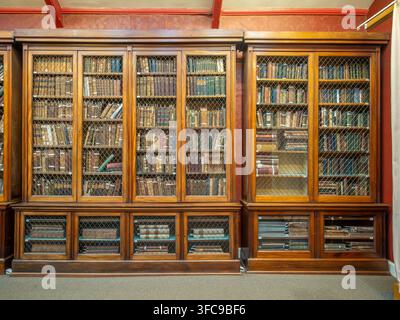 Alte librerie piene di libri rari nella biblioteca storica dello Yorkshire Museum, York. Foto Stock