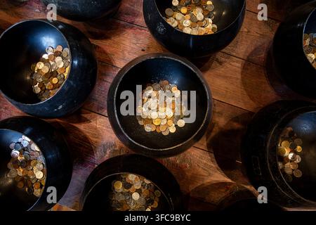 Ciotole per donazioni a Chiang Mai, Thailandia Foto Stock