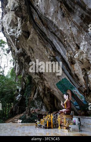 Grotte di Wat Tham Suea a Krabi, Thailandia Foto Stock