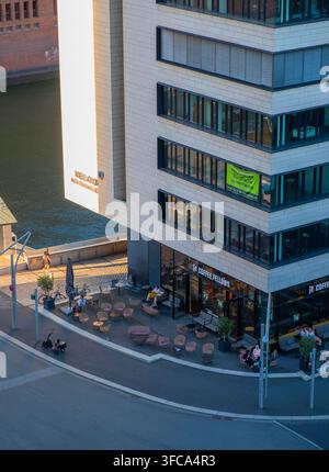 Amburgo, Germania – 12 agosto 2026: Persone che si godono una calda serata soleggiata nel centro di Amburgo, Germania. Foto Stock