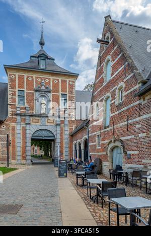 Sint-Janspoort / St. John’s Gate e brasserie De Abdijmolen, ex mulino ad acqua presso Park Abbey / Abdij van Park, Heverlee, Brabante Fiammingo Belgio Foto Stock