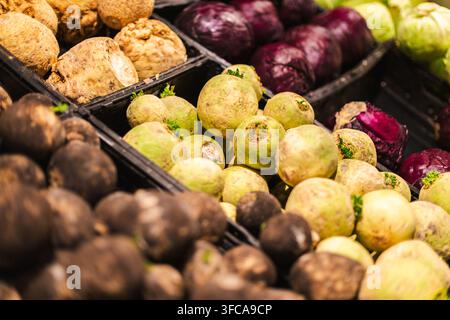 Verdure a radice assortite e cavoli esposti nel reparto ortofrutticolo di un supermercato con selezione di alimenti biologici freschi Foto Stock