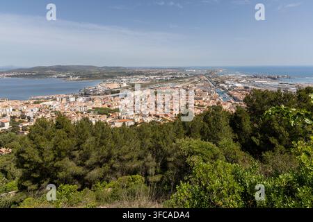 Vista panoramica dal Mont Saint-Clair su Sète e il Mar Mediterraneo, Francia Foto Stock