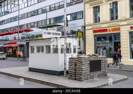 Berlino Germania - 25 settembre 2025: Attrattiva Guardhouse di Checkpoint Charlie a Berlino Germania Foto Stock