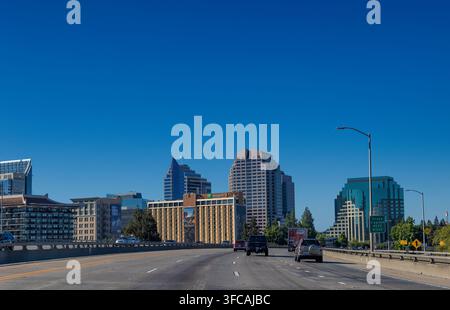 Sacramento, California, USA - 28 giugno 2026: Panorama della città visto dall'Interstate 5 mentre si attraversa la valle di Sacramento nella California del Sud Foto Stock